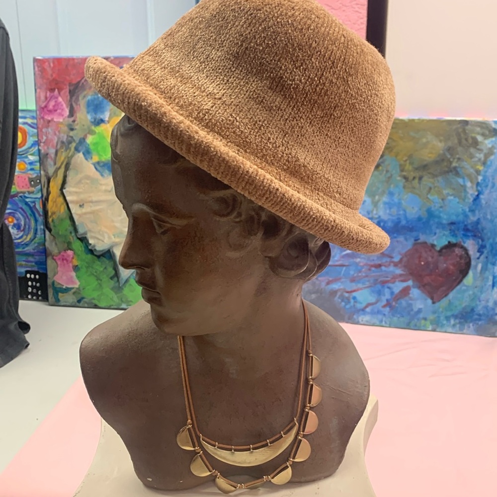Cream pinkish velvet hat in great condition one size fits all.